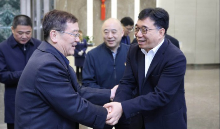 中央统战部副部长，，，，，天下工商联党组书记、常务副主席徐乐江